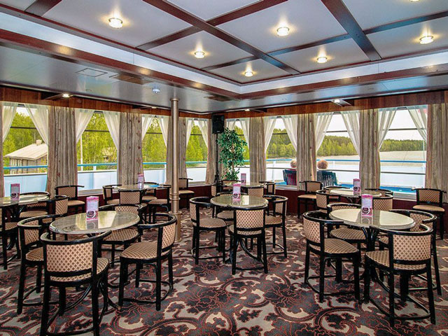 Зал теплохода «Юрий Андропов»